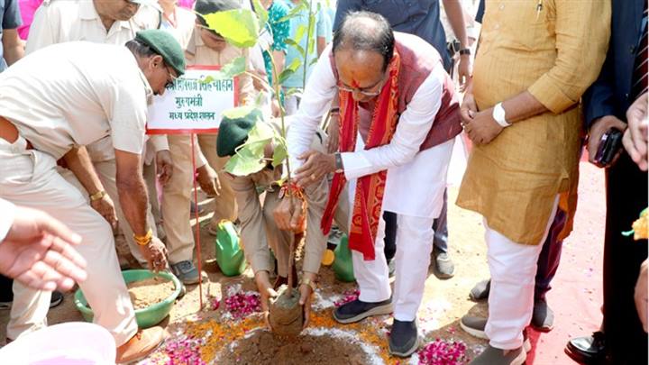 मुख्यमंत्री श्री शिवराज सिंह चौहान ने ओरछा में पौधरोपण किया
